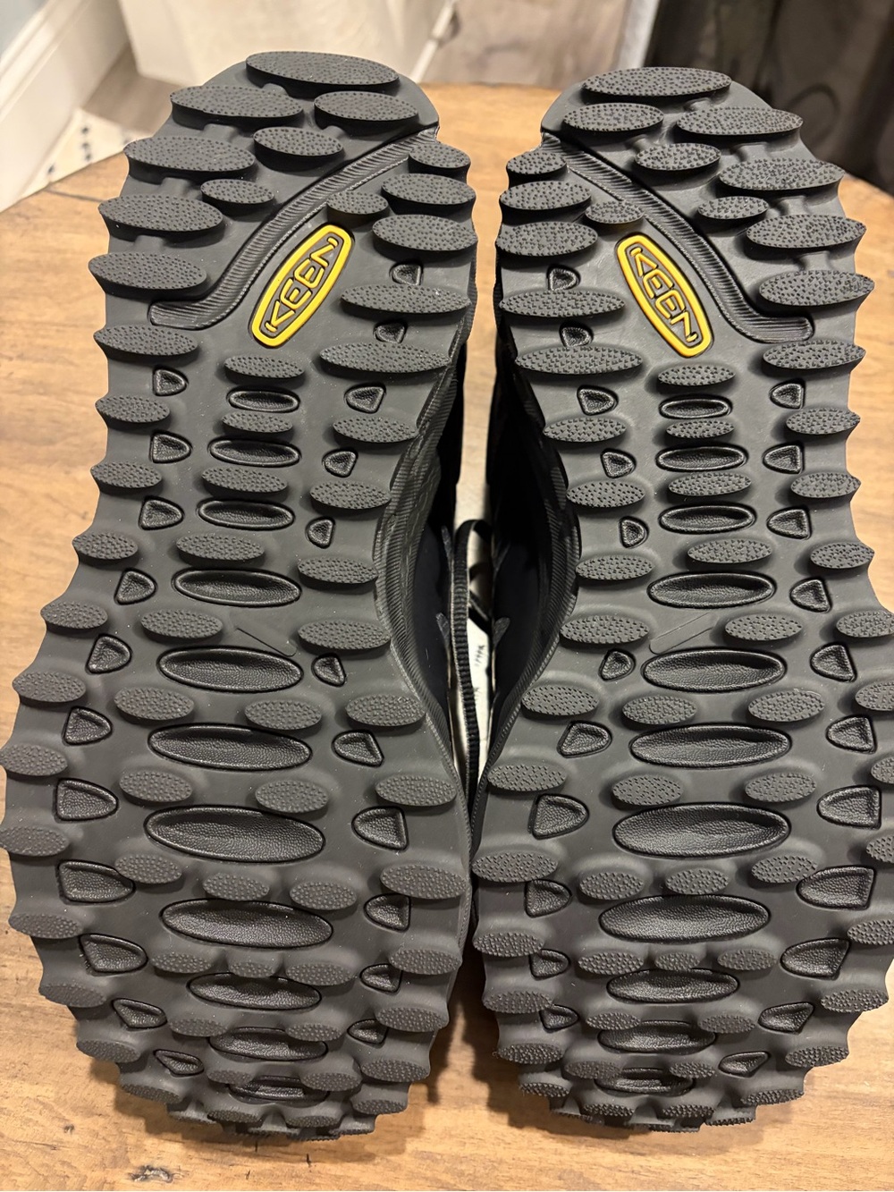 KEEN Men’s Trail Hiking Shoes – Size 9 – Like New! - Picture 4 of 5